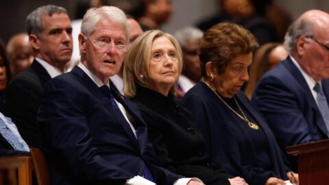 Clintonovi budou v Kongresu vypovídat v případu sexuálního delikventa Epsteina