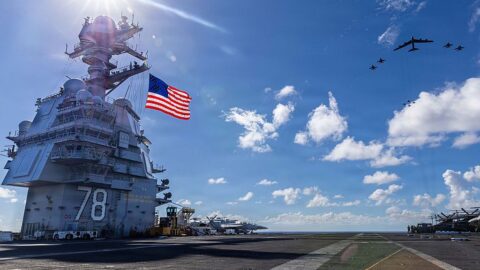 Ostrý obrat kurzu USS Gerald R. Ford, do oblasti Blízkého východu vyplula už druhá americká letadlová loď, píše AP