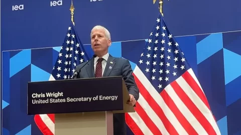 Šance na dosažení uhlíkové neutrality je 0 %, pronesl americký ministr energetiky a pohrozil vystoupením z IEA