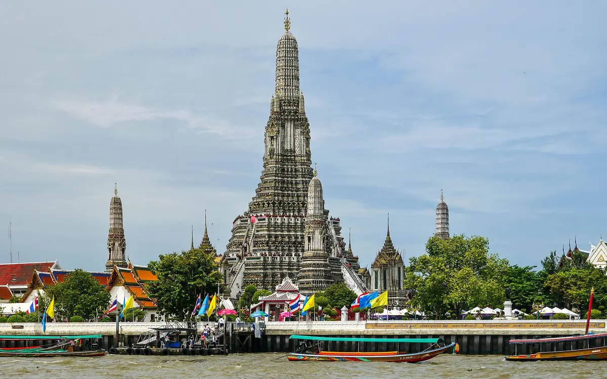 Wat Arun stojí na západním břehu řeky Chao Phraya. Jeho název odkazuje na hinduistického boha Arunua, božstvo vycházejícího slunce. (AXP Photography/Pexels)