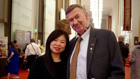 Představení Shen Yun je „velmi poučné“, říká bývalý náčelník námořnictva