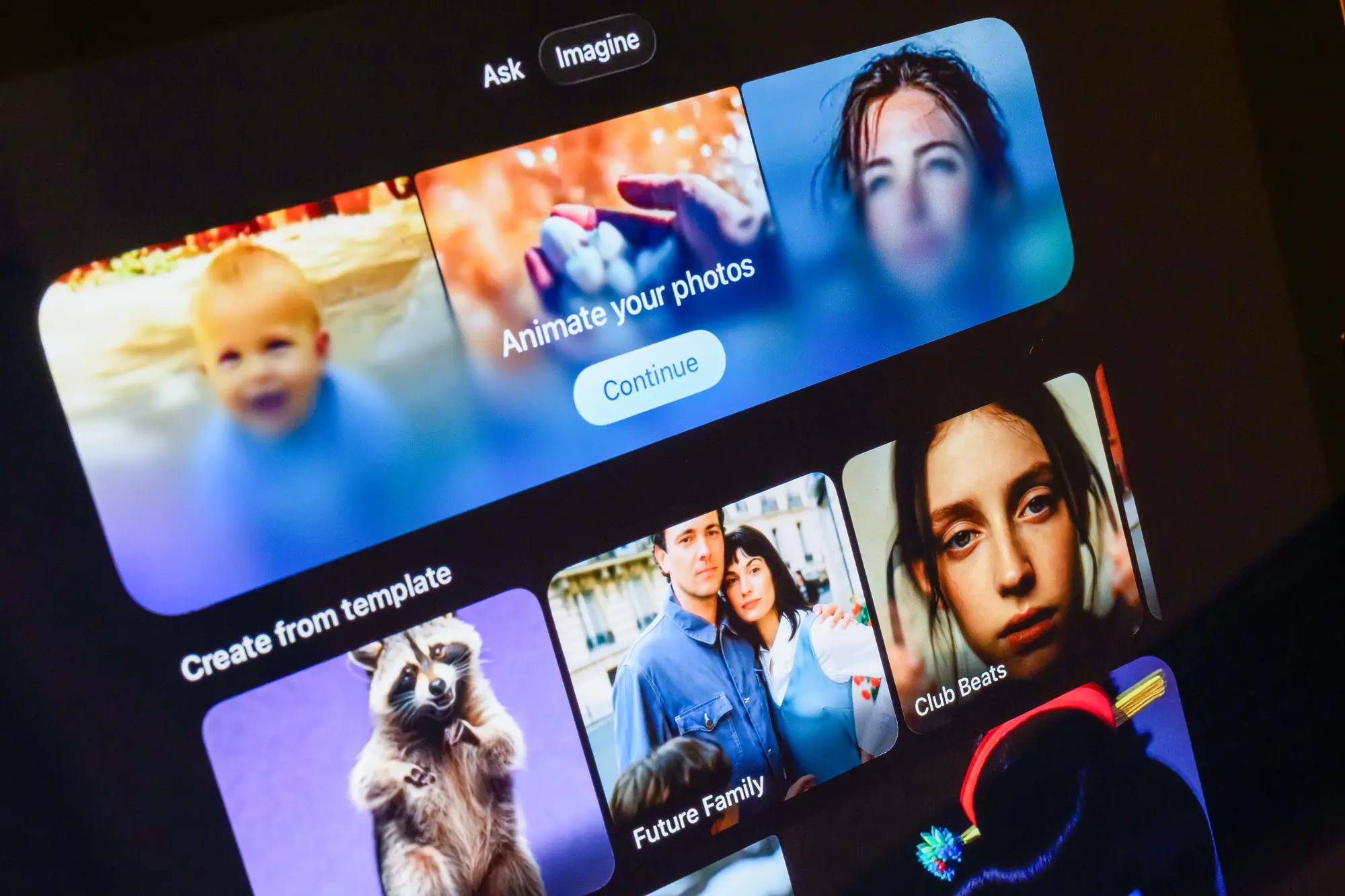 Obrazovka zobrazující příklady videí vytvořených pomocí AI promptů v aplikaci Grok od společnosti xAI v Londýně 12. ledna 2026. (Leon Neal/Getty Images)