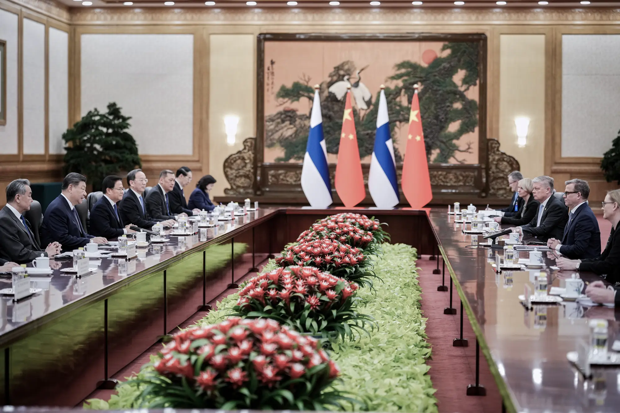 Finský premiér Petteri Orpo (vpravo druhý) hovoří s čínským vůdcem Xi Jinpingem (vlevo druhý) během bilaterálního jednání ve Velkém sále lidu v Pekingu dne 27. ledna 2026. Xiovo vystoupení přišlo tři dny poté, co byl Zhang Youxia postaven pod vyšetřování; situaci v armádě nijak nezmínil. (Vincent Thian / Pool / Getty Images)