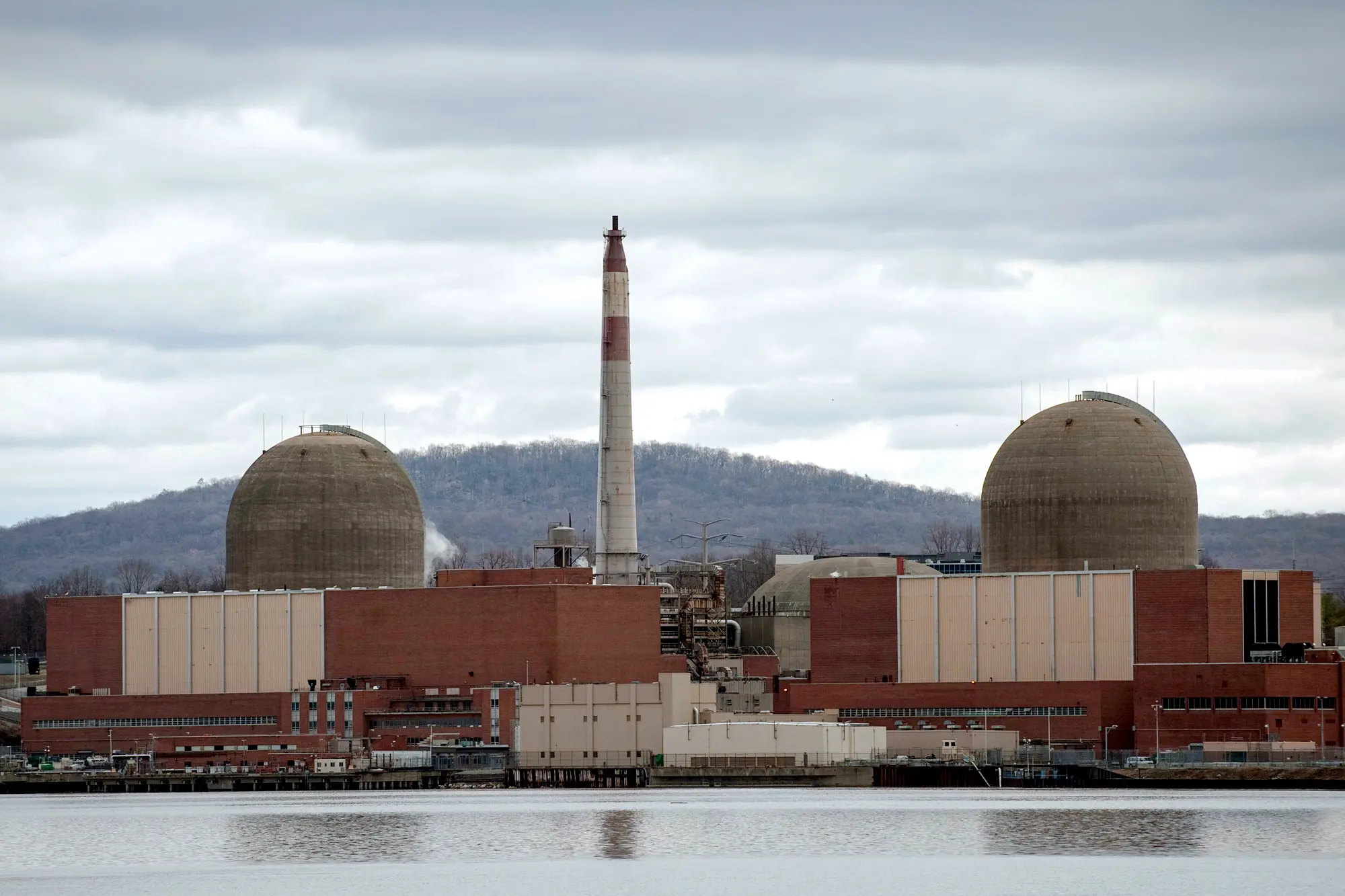 Jaderná elektrárna Indian Point na řece Hudson v Buchanan ve státě New York, 22. března 2011. Bill Glahn z Center of the American Experiment uvedl, že jaderné elektrárny mají delší životnost než větrné a solární zdroje a jsou „dispečersky řiditelné 24 hodin denně, 7 dní v týdnu“, což zvyšuje jejich spolehlivost. (Don Emmert / AFP via Getty Images)