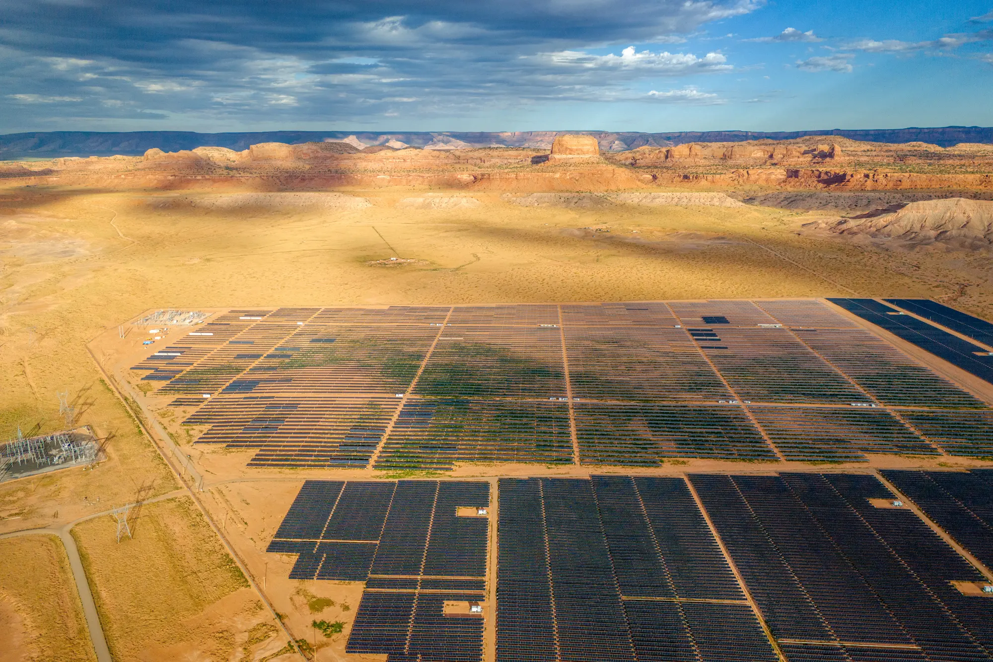 Letecký pohled na solární elektrárnu Kayenta Solar Plant v Kayentě v Arizoně, 23. června 2024. Podle pozorovatelů se skutečné souhrnné náklady obnovitelných zdrojů často podhodnocují, protože stávající energetické společnosti musí budovat nové vedení pro přenos elektřiny z odlehlých větrných a solárních lokalit do měst a obcí. (Brandon Bell / Getty Images)