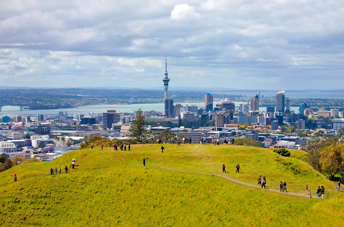 Z vrcholu Mount Eden se otevírá výhled na panorama Aucklandu, přístav Waitematā i ostrov Rangitoto. (Scott E Barbour / Getty Images)