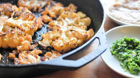 Recept: Květákové „steaky“ – uvnitř křehké, zvenku křupavé