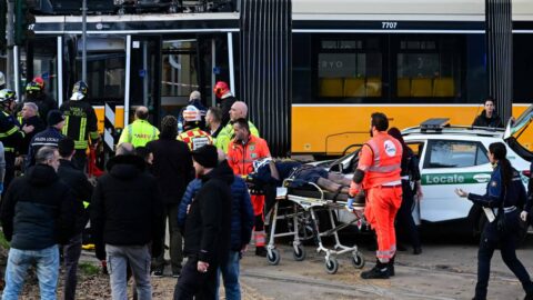 Po vykolejení tramvaje v Miláně jsou čtyři desítky zraněných a jeden mrtvý, příčina se vyšetřuje