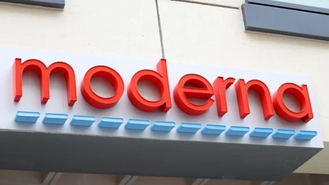 Evropský regulátor doporučil schválit kombinovanou vakcínu společnosti Moderna proti covidu a chřipce