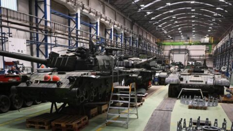 Obrana se dohodla s podnikem VOP CZ na vyrovnání za opravy tanků T-72, napsal iROZHLAS