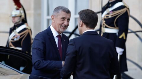 Babiš chce s Macronem mluvit o změnách povolenek, Ukrajinu s ním řešit nebude