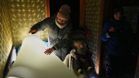 Rusko opět útočilo na energetiku, statisíce rodin jsou bez tepla, uvádí Ukrajina