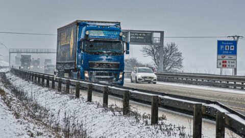 Sníh zkomplikoval dopravu, na jihovýchodě má intenzivně sněžit do úterního rána