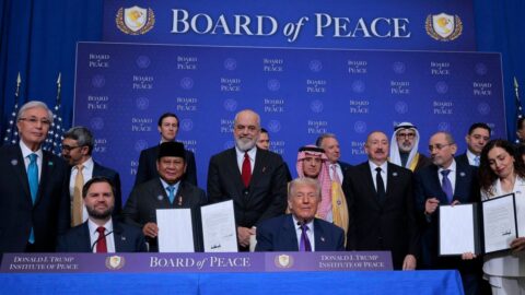 USA přispějí na Radu míru zajišťující obnovu Gazy deset miliard dolarů, uvedl Trump na prvním zasedání
