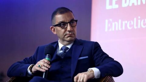 Zákaz sociálních sítí pro osoby mladší 15 let: „Poté, co stát zničil autoritu otce, chce ji nyní nahradit,“ míní francouzský politik