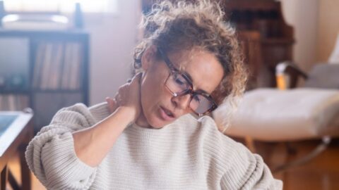 Bolí vás šíje? Může jít o časný varovný příznak vysokého krevního tlaku