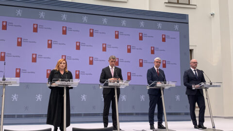 Vláda podpořila návrh, podle kterého senioři získají zpět ušlé spoření a státní příspěvky