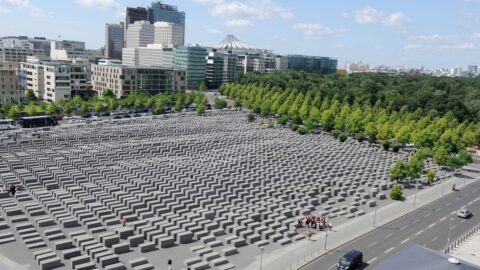 Za útok u památníku holokaustu v Berlíně poslal soud Syřana na 13 let do vězení