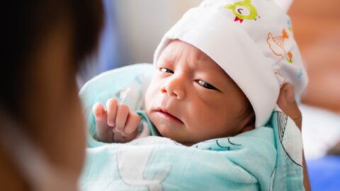 Náhradní mateřství narušuje silné pouto mezi matkou a dítětem, což podle expertů u obou způsobuje zdravotní a psychické problémy