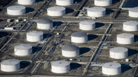 Dnes bude jednání, které by mohlo přinést zmírnění prudkého růstu ropy, informuje Financial Times