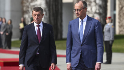 Merz Babišovi poděkoval za pokračování muniční iniciativy. Český premiér mluvil o nutnosti zrušit emisní povolenky