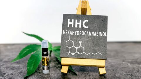 Držení HHC bude trestné, rozhodla vláda. Omezení prodeje kratomu z jednání stáhla