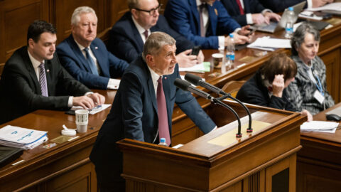 „Umíte jenom udávat a škodit.“ Poslanci se na mimořádném jednání přeli o pohonné hmoty a média