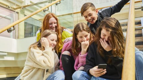 Studie: Mladí navazují vztahy s AI, stále častěji se zapojují do on-line zločinů