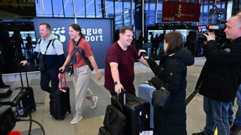 Do Česka přiletělo asi 380 lidí z Dubaje, z Prahy odletěl další repatriační let