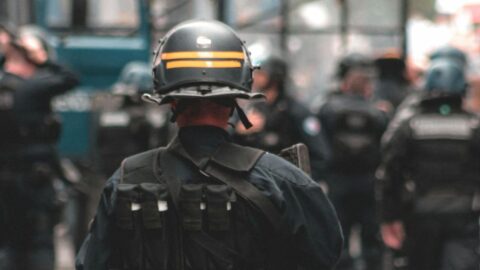 Policie kupuje v reakci na střelbu na Filozofické fakultě Univerzity Karlovy samopaly, balistickou ochranu i auta