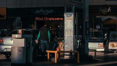 Cenový strop na naftu a benzin ve středu vzroste o desítky haléřů