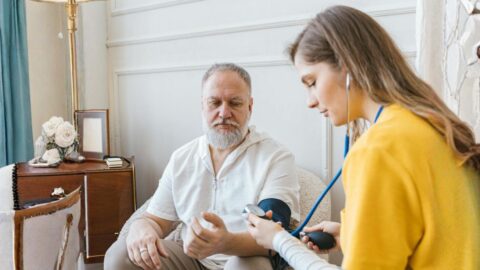 Průzkum: Téměř polovina sociálních pracovníků zvažuje kvůli mzdě odchod z oboru