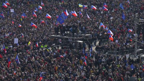 Letnou zaplnily kvůli obavám o demokracii a budoucnost tisíce demonstrantů