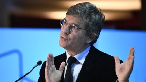 Bývalý francouzský ministr hospodářství: Proč Francie nakupuje 90 % vlastních zbraní a jak by měla inspirovat Evropu