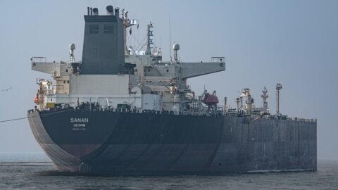 USA povolily zemím na 30 dnů nakupovat ruskou ropu již naloženou na tankerech