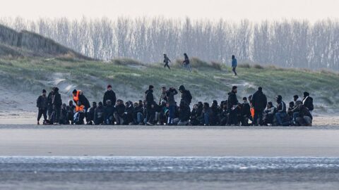 Evropští zákonodárci schválili rozšíření pravomocí k deportacím nelegálních migrantů