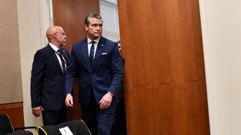 Nový íránský duchovní vůdce Modžtaba Chameneí byl podle šéfa Pentagonu zraněn a znetvořen