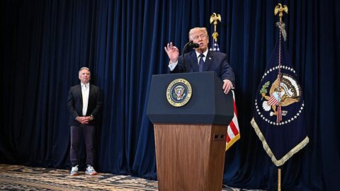 Válka proti Íránu se blíží ke konci, řekl Trump. Írán je odhodlán pokračovat, prohlásil Arakčí