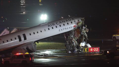 Srážku letadla s hasičským vozem na letišti v New Yorku nepřežili dva piloti