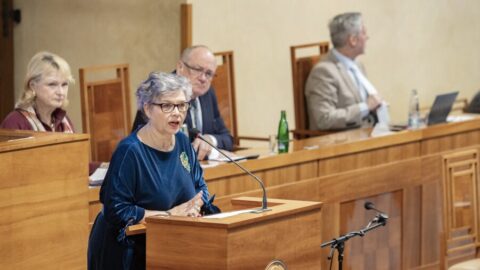 22 senátorů podalo návrh zakotvit v Ústavě právo platit hotovostí a komunikovat se státem off-line