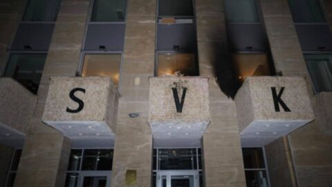 Na Ruský dům v Praze někdo zaútočil zápalnými lahvemi