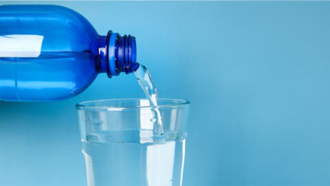 Balená voda obsahuje třikrát více nanoplastů než kohoutková