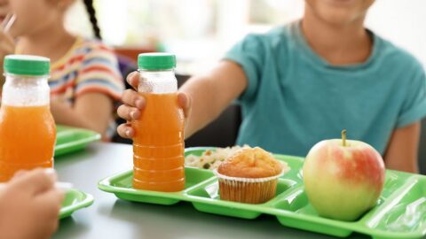 Kolik cukru pijí děti? Pražská hygiena zveřejnila výsledky měření ve školních jídelnách