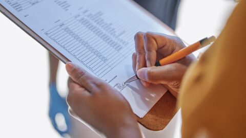 Více než polovina lidí omezila výdaje, šetří na návštěvě restaurací, vyplývá z průzkumu