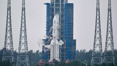 Čína v roce 2026 rozšiřuje orbitální sledování a vojenské schopnosti ve vesmíru s cílem čelit USA