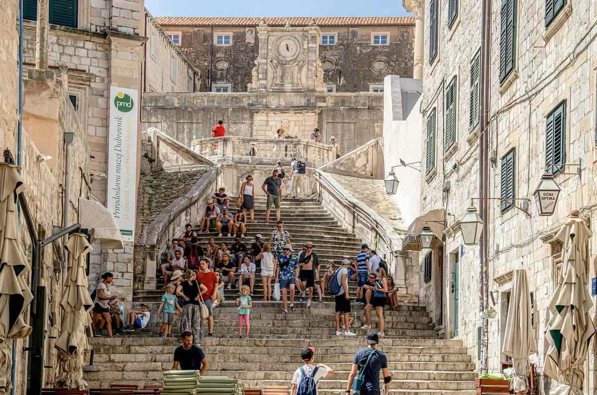 Jezuitské schodiště je jedním z nejlepších příkladů barokní architektury v Dubrovníku. (mana5280 / Unsplash)