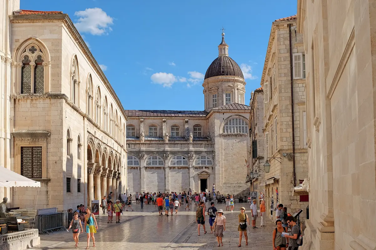 Ulice ve Starém městě Dubrovníku s kupolí katedrály Nanebevzetí Panny Marie v pozadí. (Shutterstock)