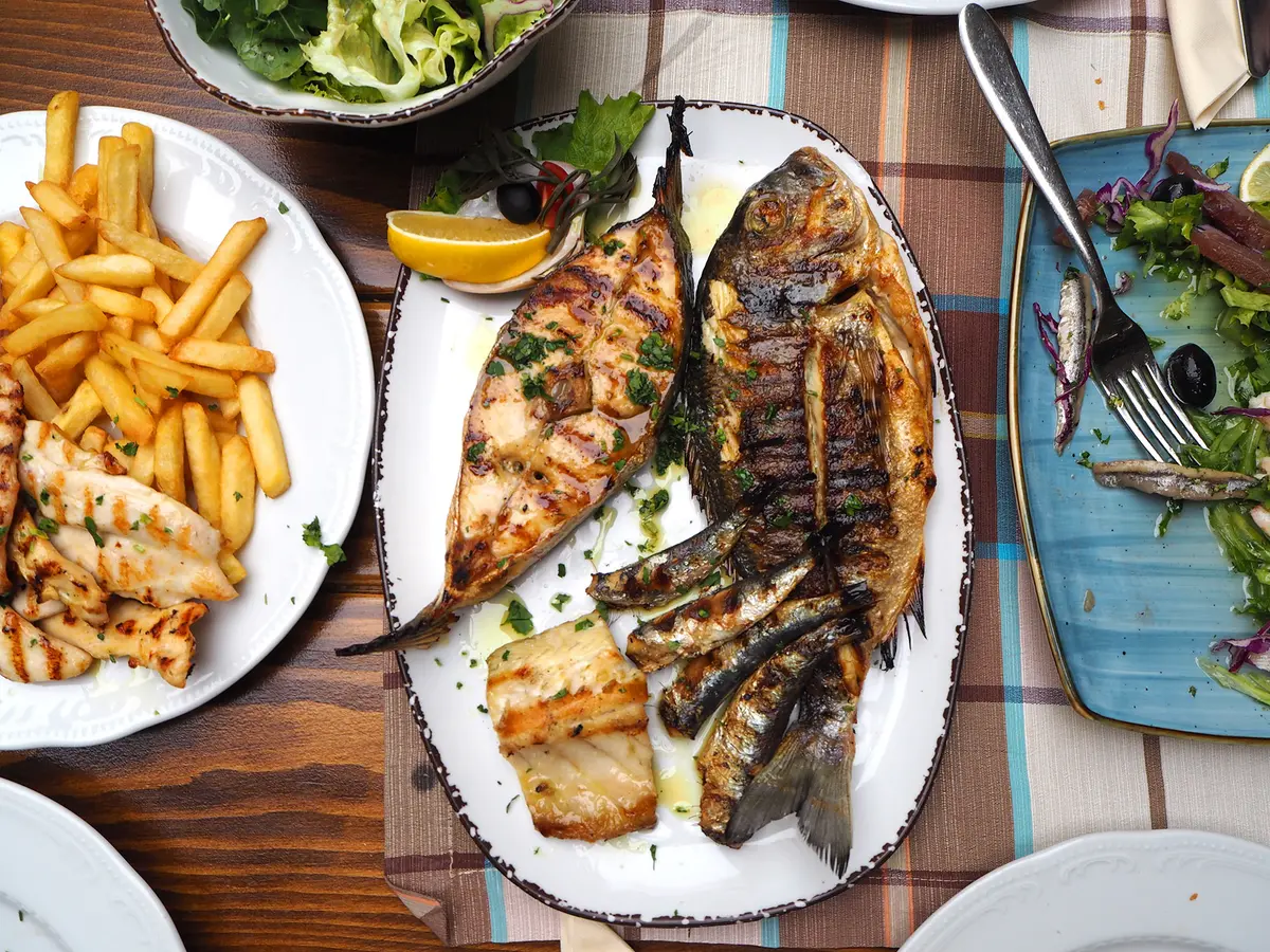 Pobřežní poloha Dubrovníku z něj činí ideální místo pro čerstvé jadranské mořské plody, které se často podávají grilované s místním olivovým olejem a bylinkami. (Flycatcher / Shutterstock)