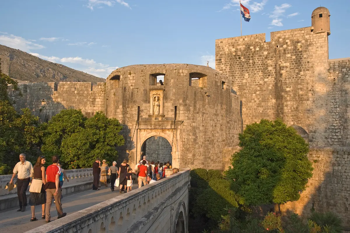 Svatý Blažej, patron města, dohlíží na bránu Pile, hlavní západní vstup do Starého města. (John Elk / Getty Images)