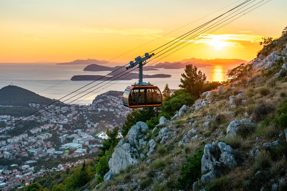 Lanovka v Dubrovníku nabízí cestujícím výhled na západ slunce z hory Srđ. (Denise Johnson / Getty Images)